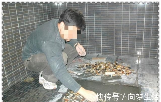 淋浴间|老公在淋浴间铺鹅卵石,就为了给脚底按摩,完工后我愣住了!