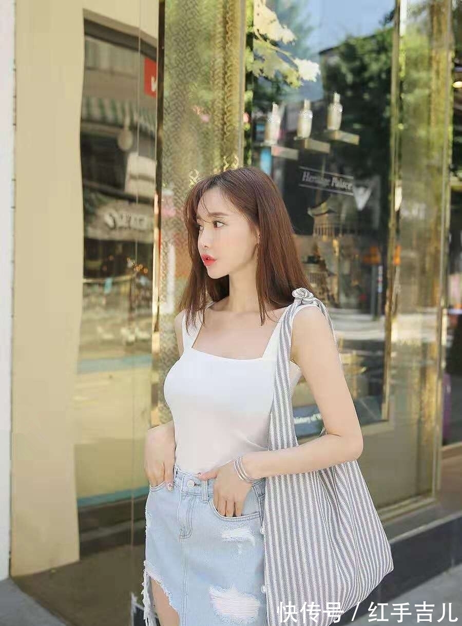 优雅|街拍:青春靓丽的小姐姐,牛仔短裤搭配白色背心,简约不失优雅