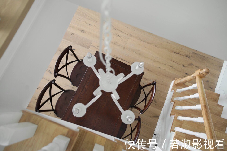 两个人|朋友第一次到新家做客,进屋就被客厅吸引,独特的配色让人称赞