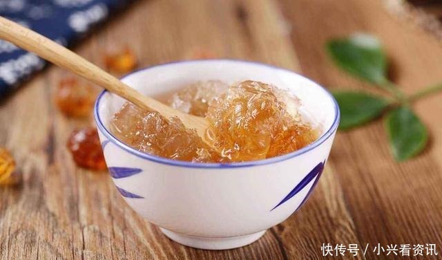 银耳和它俩一起熬，坚持1个月，色斑变淡了，皮肤变得白皙水嫩！