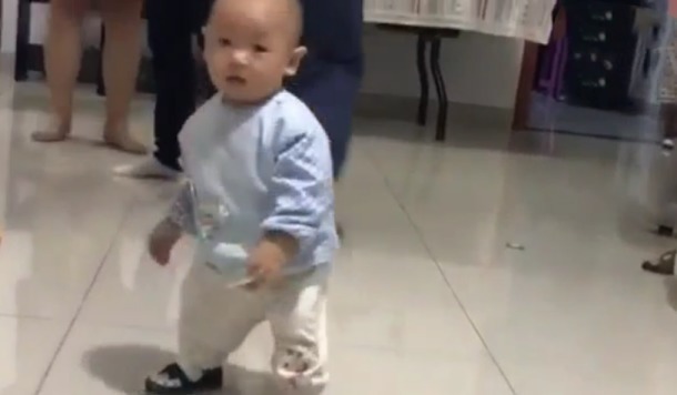 家人们|1岁宝宝抓周,毫不犹豫拿起这件东西不撒手,奶奶直呼:完了