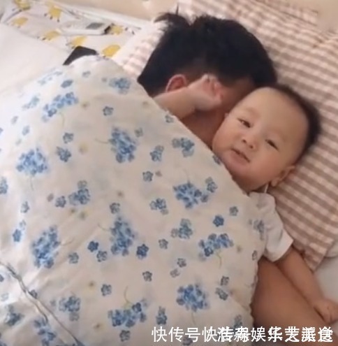 家长们|爸爸让孩子和自己一起睡,妈妈看到后,不禁开始“心疼”自己的孩
