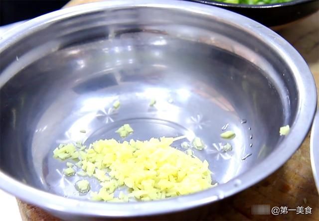 豆腐|豆腐怎么做才好吃，厨师长教你做咸蛋黄豆腐，鲜嫩入味，营养丰富