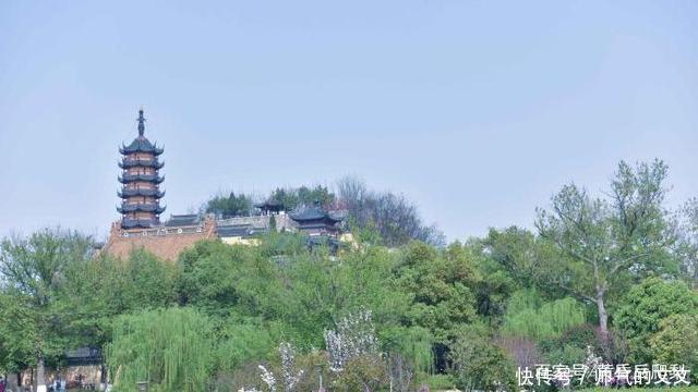 金山寺|江苏镇江金山寺，故有“寺包山”之称，有许多传奇故事