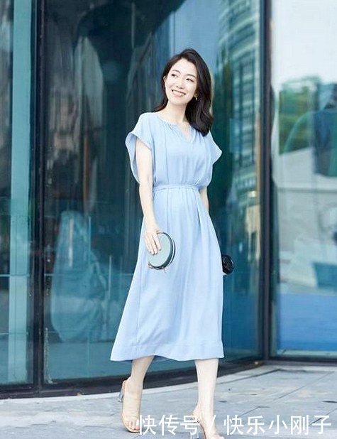 蓝色|小姐姐穿纯蓝色的服装,简单修身,让你美成焦点!