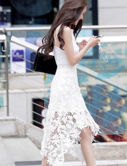 街拍小姐姐一件白色圆领T恤搭配灰色牛仔短裤,尽显时尚魅力