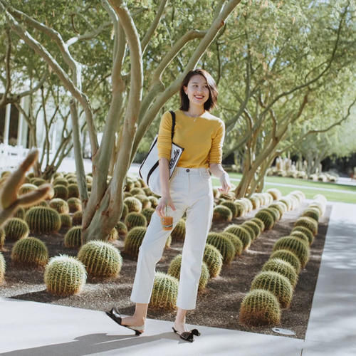 别再穿阔腿裤了,很挑人!试试今年流行的“白烟管裤”,时髦百搭