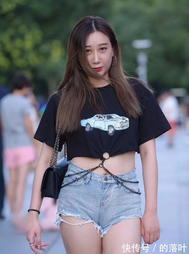 黑色链 美女黑色链条露腰短袖搭超短裤,整体来说还是非常好看