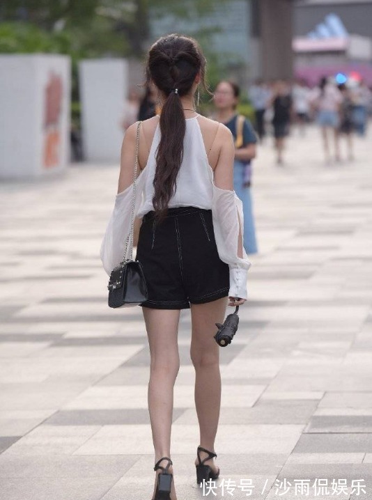 小姐姐|老六街拍集牛仔短裤小姐姐优雅的气质,成为人群中的焦点