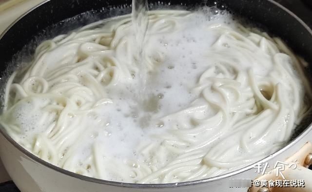 煮面条最忌水开下锅,面馆老板教我煮面小技巧,煮出的面劲道爽滑