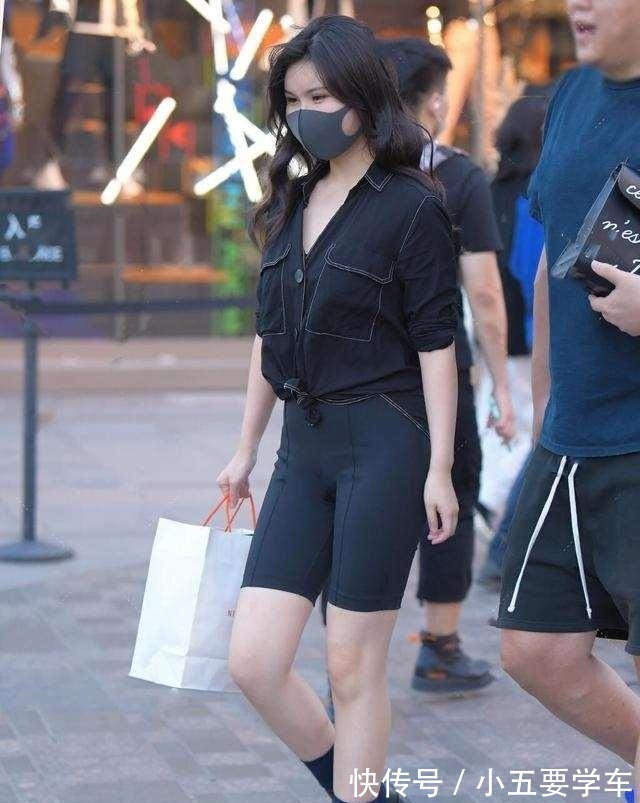 吊带背心 黑色吊带背心搭配蓝色五分打底裤,遮肉效果明显,视觉显得更瘦!