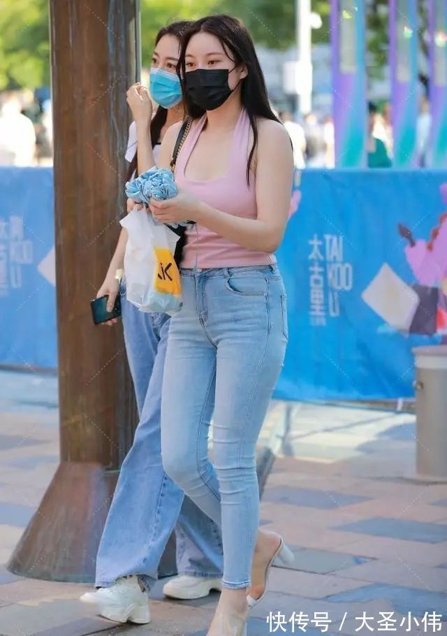 打底裤 美女街拍:粉色吊带搭配牛仔打底裤,漂亮的剪裁,面料很适合。