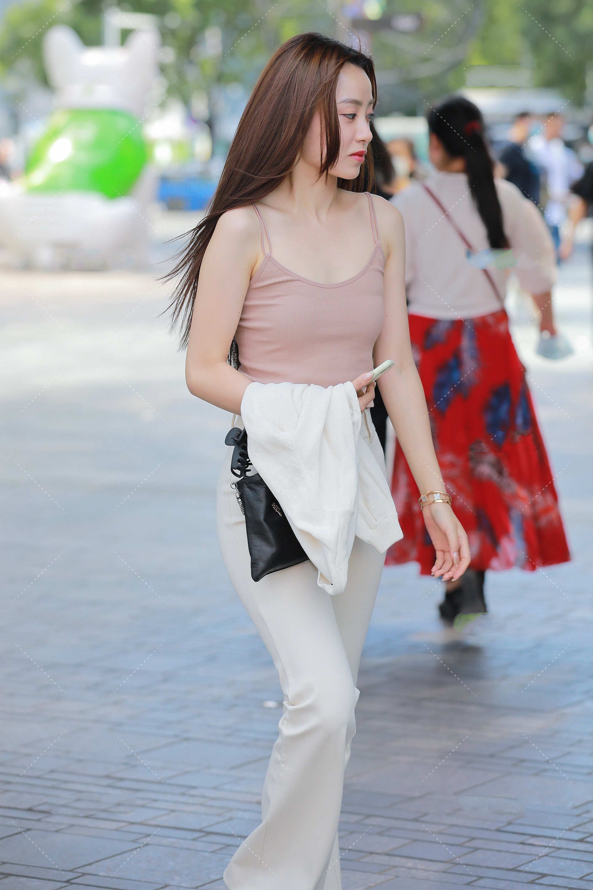 淡紫色修身背心，搭配米白色休闲裤，清新时尚，简单大气