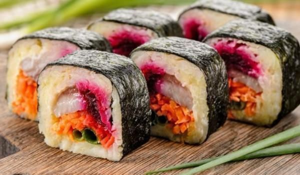  同是做米饭日本做成寿司，韩国做成饭团，而中国就厉害了