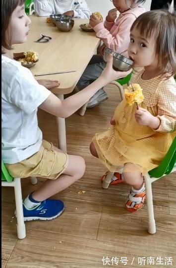 二胎政策|幼儿园小班宝宝误入大班,哥哥姐姐把他当成“国宝”,老师被萌翻