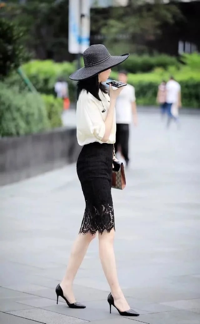 街拍:小姐姐搭配非常简单,戴了一副墨镜,显得很有范儿