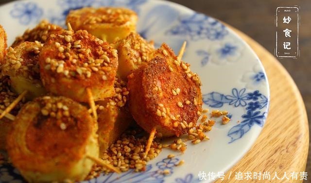 别去外面吃烧烤了,学会这道豆皮和香肠做的小吃,香辣开胃吃不够