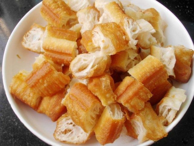 丝瓜炒油条|这菜越吃越养人，天然的“褪黑素”，比肉便宜，补水润肤，皮肤变白了