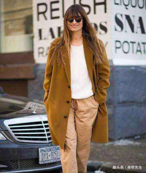 女人 女人到了奔四奔五年纪,穿大衣别选这几种“阿姨色”,老气又显黑