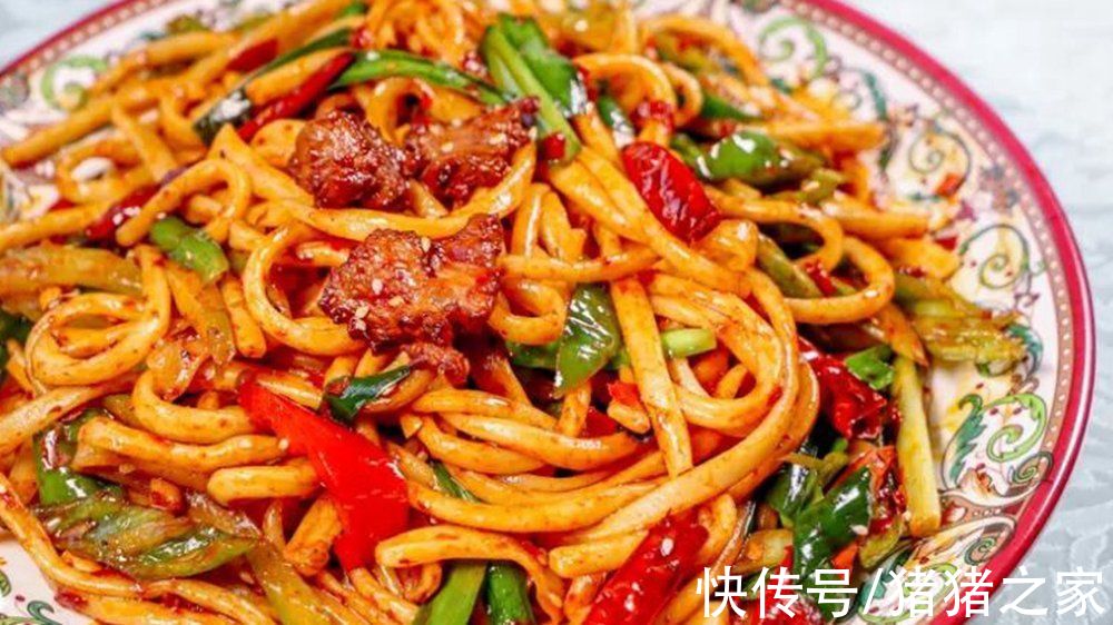 喜欢吃拌面吗？试试新疆辣皮子拌面，筋道爽滑攒劲得很