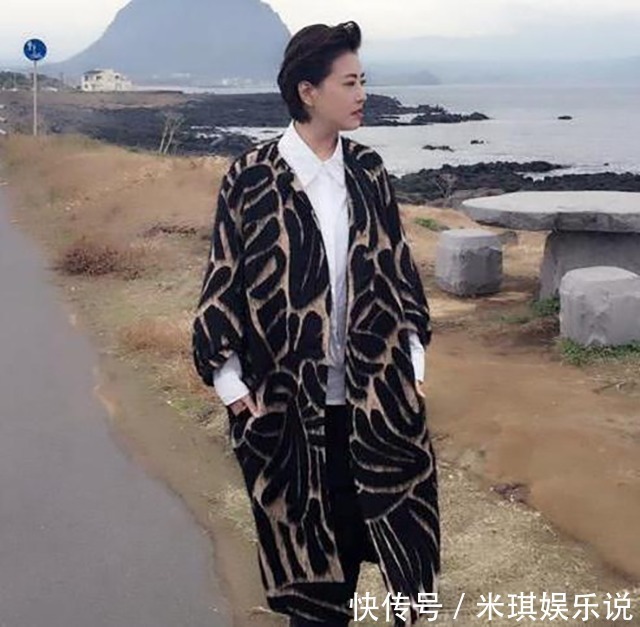 发型 女人过了40岁就别再留“黑长直”,这5款发型,让你从阿姨变少女