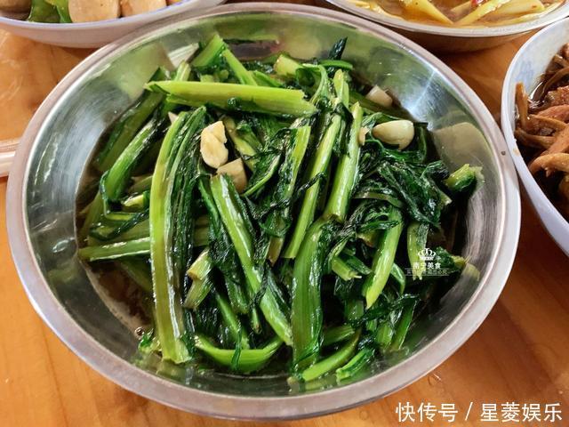 晒晒我们家的除夕年夜饭,总共9道菜,有荤有素,家人都吃得喜悦