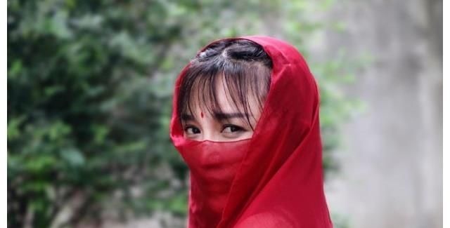 李子柒不是明星艺人,她成名后吸引了观众,结果在社交平台发文