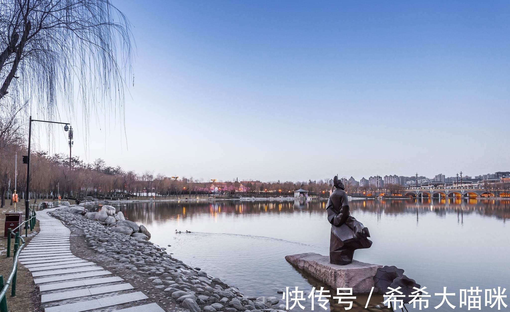 左拾遗|杜甫的《曲江》名篇,首联深受人喜爱,有何妙处?