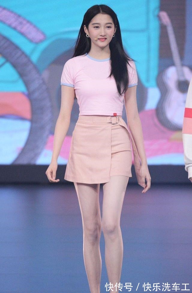 t恤|关晓彤终于穿对了,粉T配A字裙青春气息十足,纤细“漫画腿”抢镜!