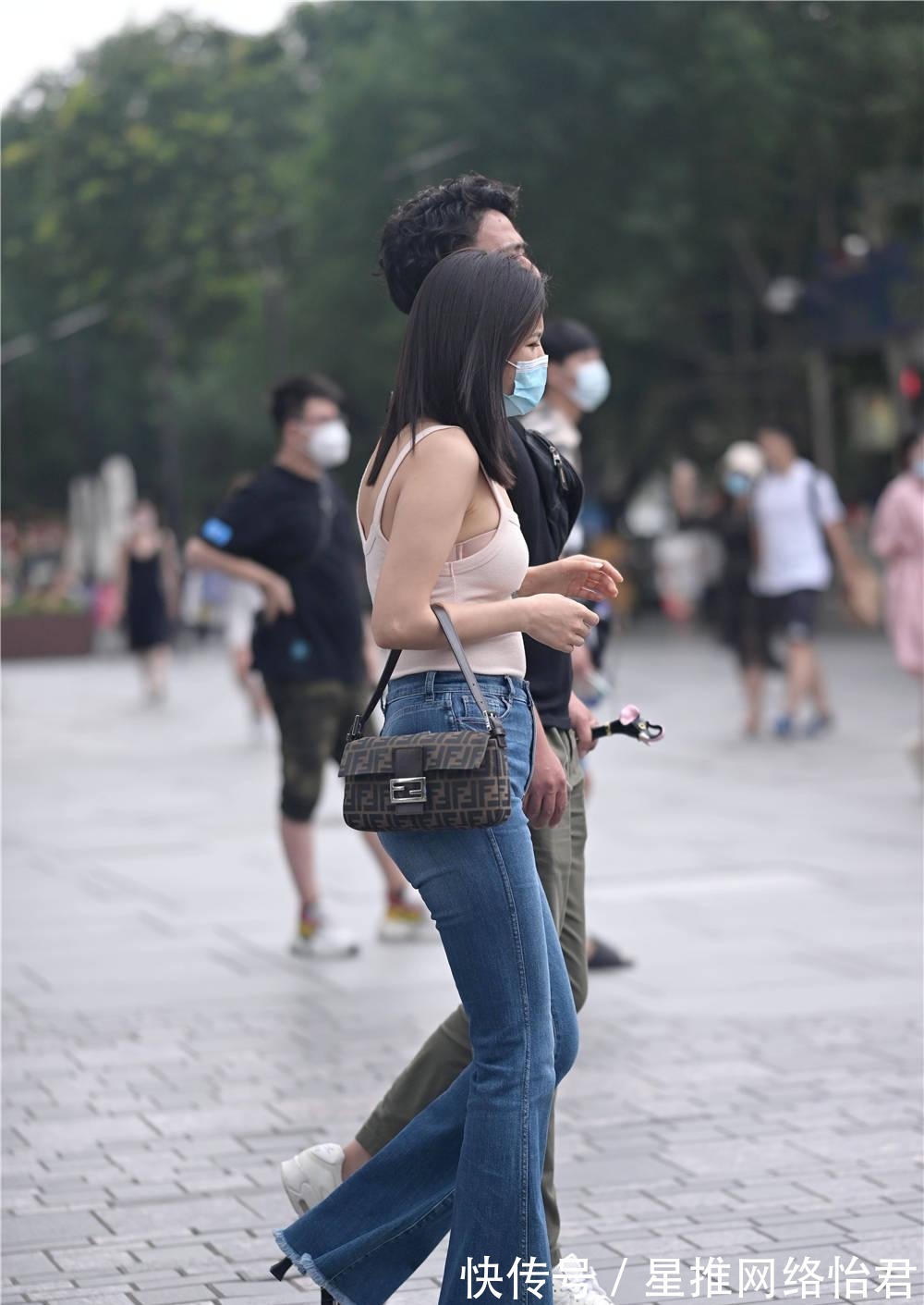 小衫|秋天可以选择牛仔裤,不挑年龄,还可以搭配出减龄效果