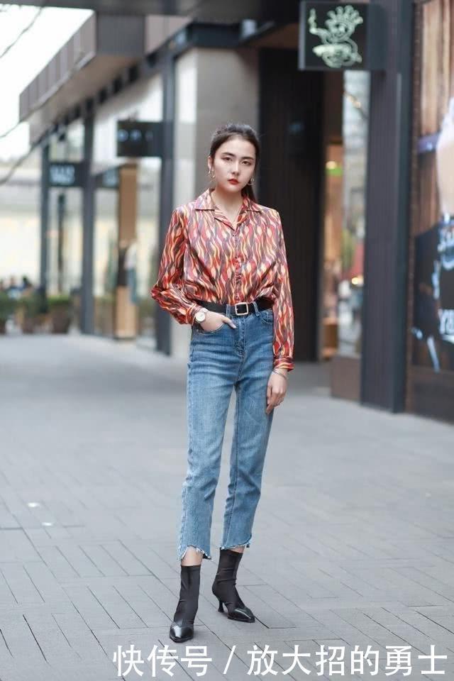 街拍花花衬衫衣配牛仔裤,魅力感十足