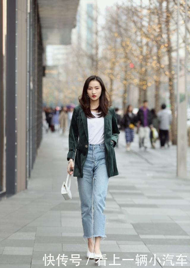 街拍:粉色的针织衫搭配蓝色牛仔裤,清清爽爽的还很显腿长