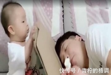 雪妮|爸爸偷偷吃雪糕,宝宝发现之后,小表情太萌了,真是可爱