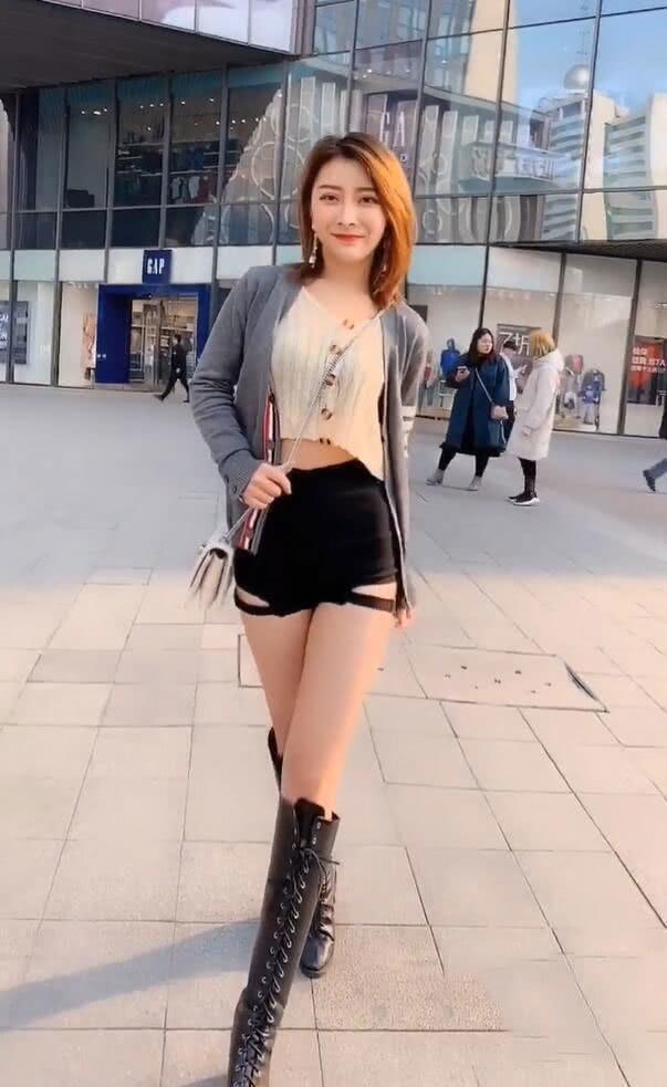 小姐姐 赶季节穿搭的潮流少女,独特风格,让她显得更抢镜