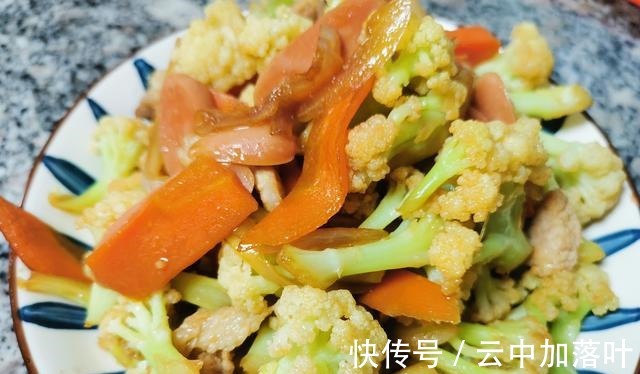 炒花菜最忌下锅焯水,教你正确做法,花菜鲜香入味口口脆爽又下饭!