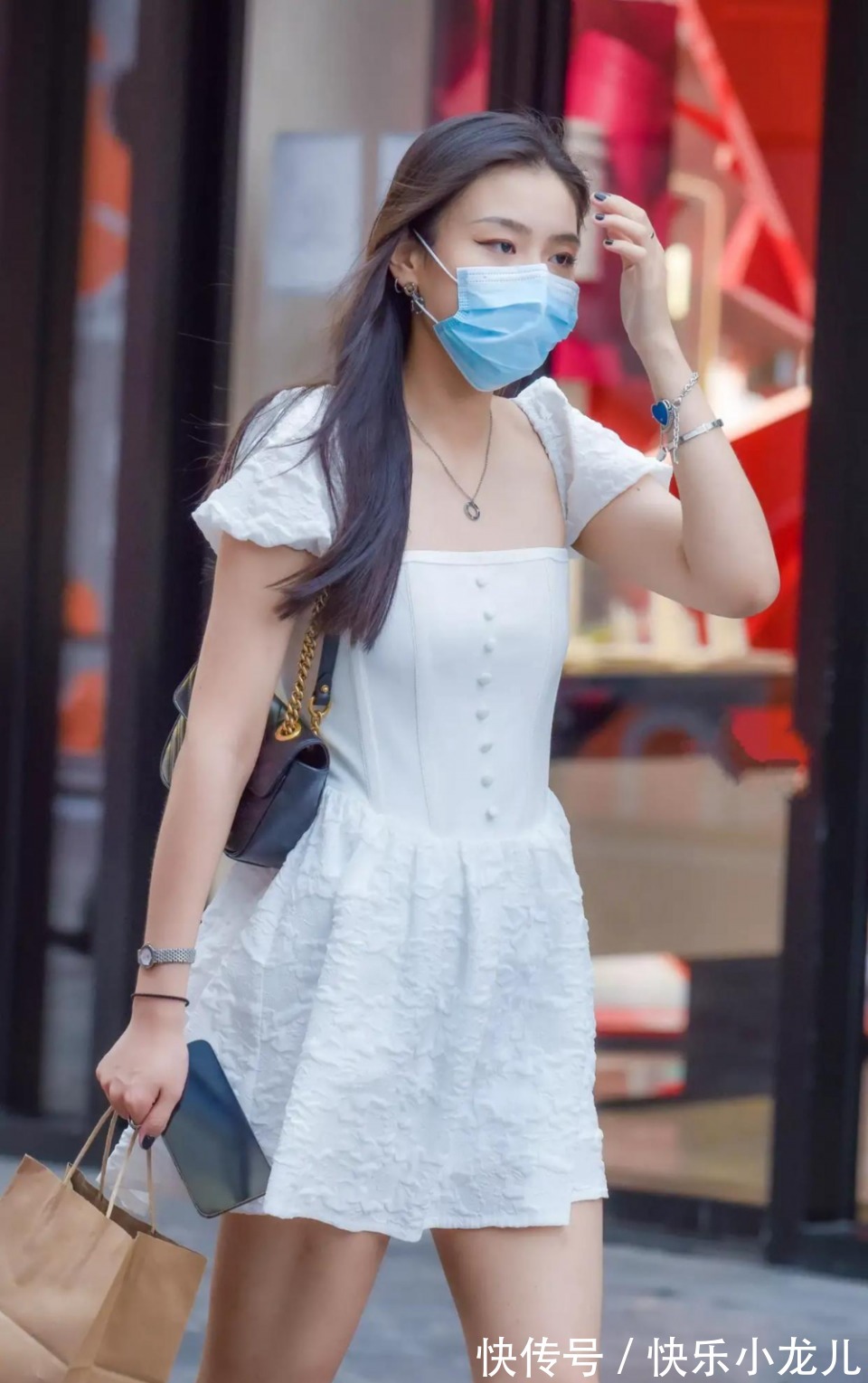 白色连衣裙|看多了花花绿绿的服装穿搭,有时候白色连衣裙更让人眼前一亮