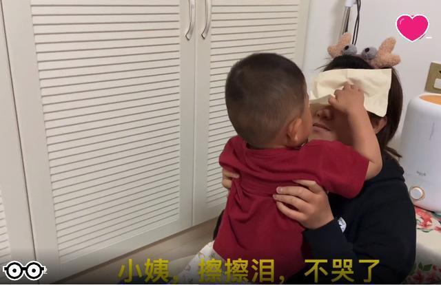 小姨|小姨失恋躲房间哭了,两岁宝宝这样安慰,网友“治愈神兽”一枚