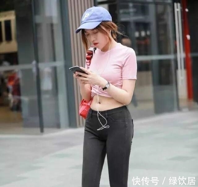 街拍牛仔裤的小美女，小肚腩有些许尴尬