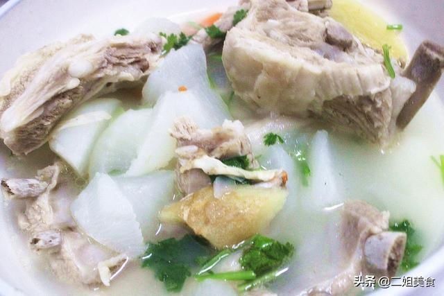 排骨汤|炖骨头汤10人9错，教您大厨常用的技巧，汤白香浓有营养