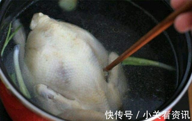 白切鸡一煮就老因为你只会傻焯水!多加这一步,鸡肉香嫩入味