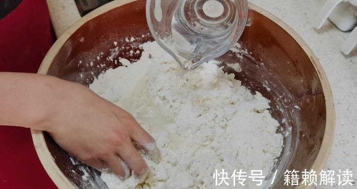 包白菜饺子，记住老师傅的“2放2不放”，饺子鲜嫩多汁，特好吃
