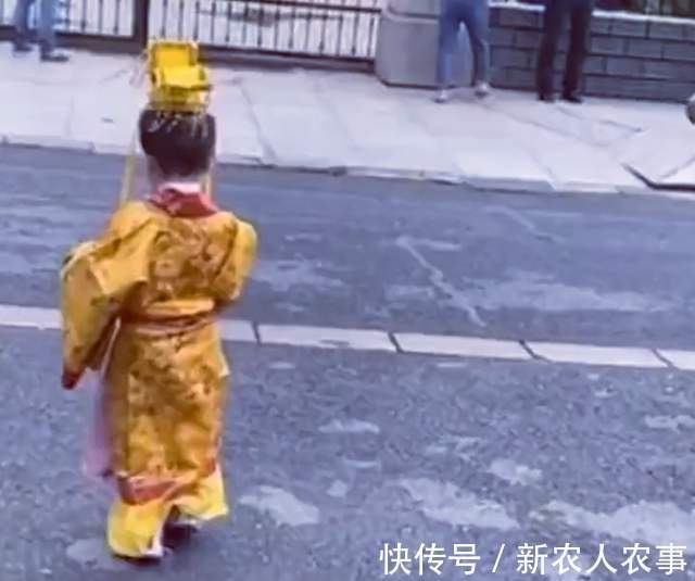 萌娃$江苏一幼儿园萌娃火了,穿皇帝装参加汉服活动,老师和同学看懵了