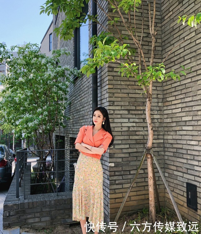 显得|孙允珠时尚穿搭春馨梨杏娉婷娇婉鲜黄色连衣裙,显得活泼开朗