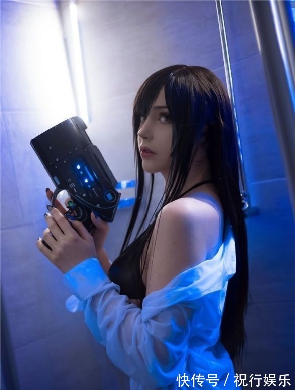 s德妹COS《巫师》时空之女希里:肤白貌美的女术士