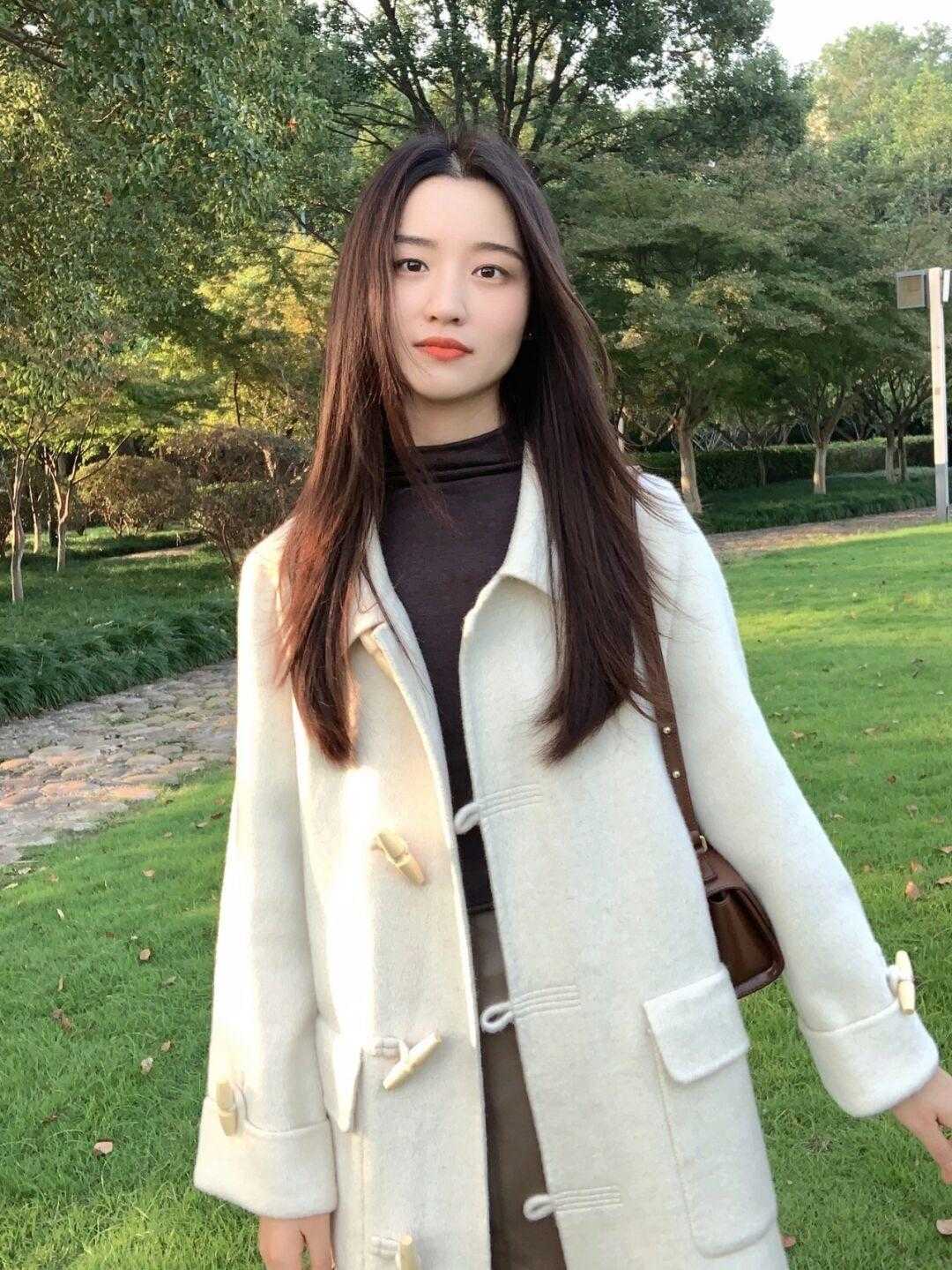 小姐姐 喜欢穿大衣的别再犹豫了！码住这款牛角扣大衣，上身效果真的很绝