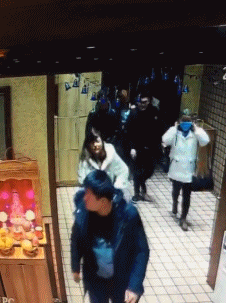 |搞笑GIF:在哪里摔倒就在哪里躺下,要不然也没有其他的办法