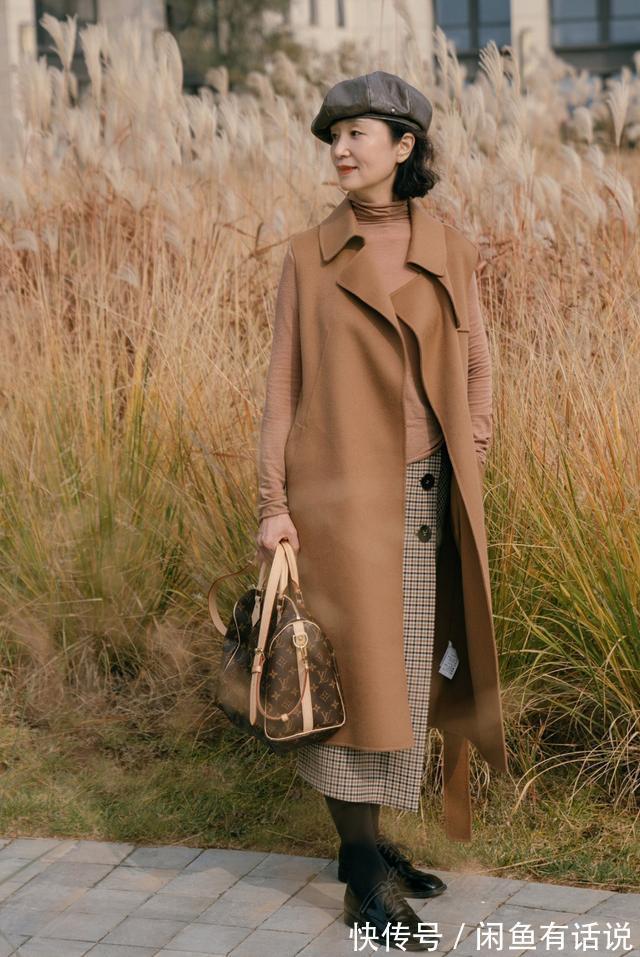 紫裙|赌王四太越老越时髦，穿紫裙配皮草优雅高级，阔太太也是洋气人