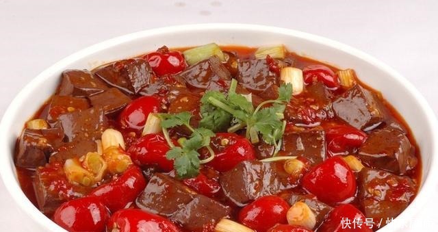 泡椒鸭血的做法,有了泡椒的助阵,让美食变得更加酸辣带劲