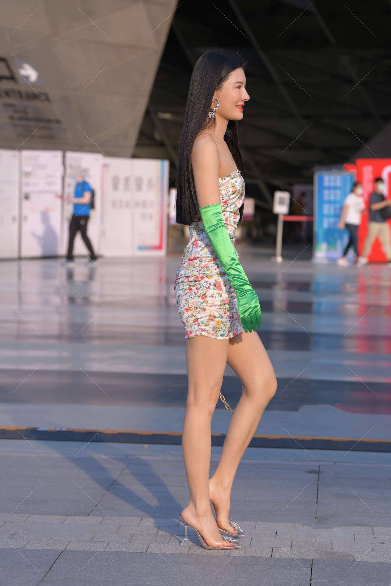 修身连衣裙显自信, 也很优雅, 戴上手套显高贵气质