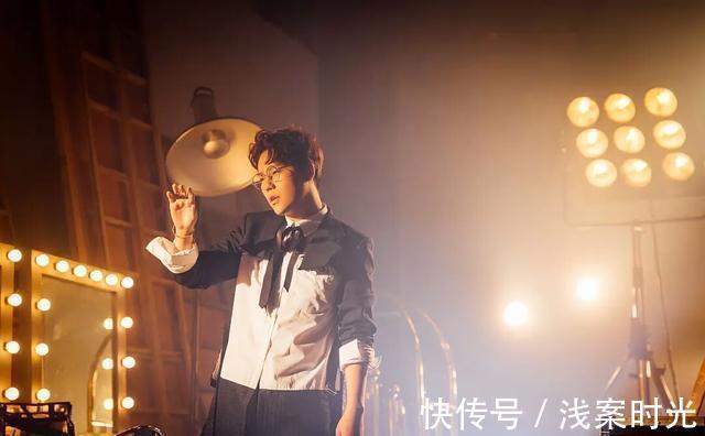 边角料|综艺节目中铁打的边角料们,除了插科打诨,他们还要负责做这些事